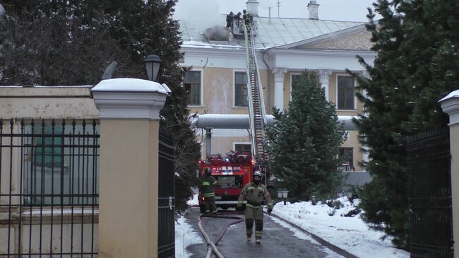 Оперативные службы на месте пожара в здании усадьбы Лопухиных в Малом Знаменском переулке