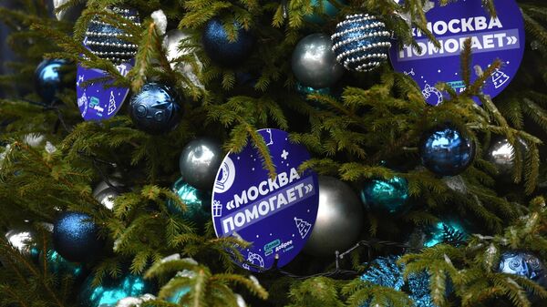 Украшение на елке возле штаба по сбору новогодних подарков Москва помогает на улице Новый Арбат в Москве.