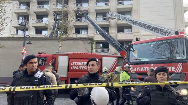 На месте пожара в пятиэтажном отеле Ciragan Palace Kempinski в Стамбуле