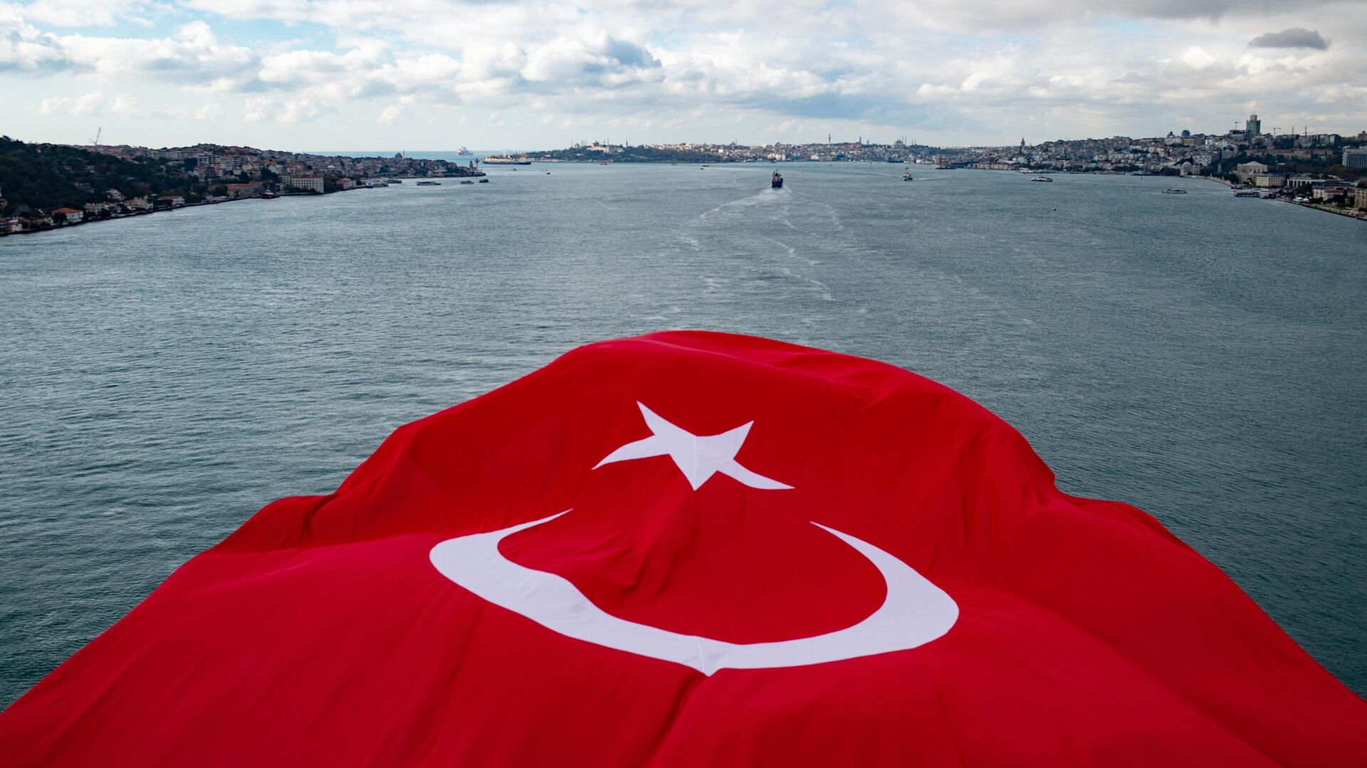 Флаг Турции на фоне пролива Босфор - РИА Новости, 1920, 10.12.2022