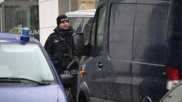 Офицер немецкой полиции в центре города Дрезден, где проходит крупномасштабная полицейская операция в связи с захватом заложников