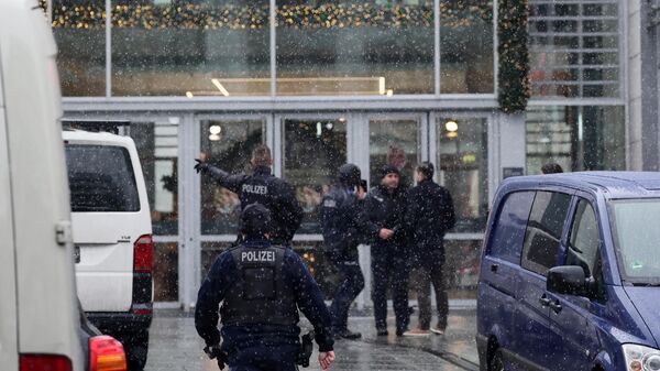 Спецназ немецкой полиции перед торговым центром Altmarkt Galerie в центре города Дрезден