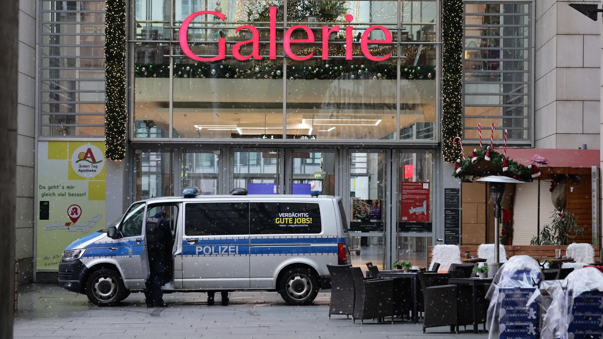 Автомобиль полиции возле торгового центра Altmarkt Galerie в Дрездене - РИА Новости, 1920, 10.12.2022