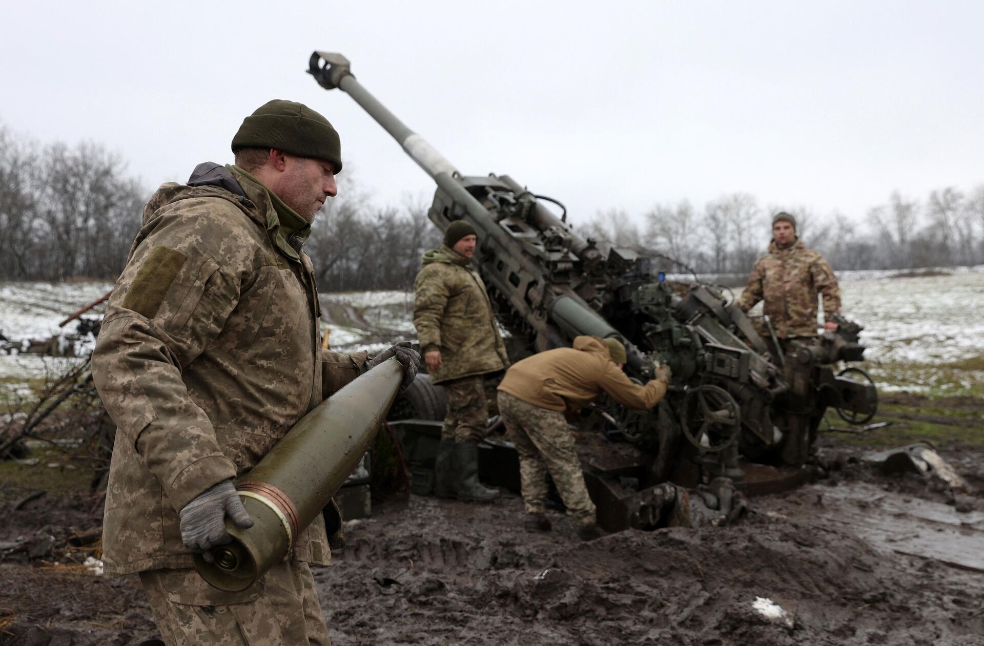 Украинские артиллеристы перезаряжают гаубицу M777 - РИА Новости, 1920, 19.12.2023