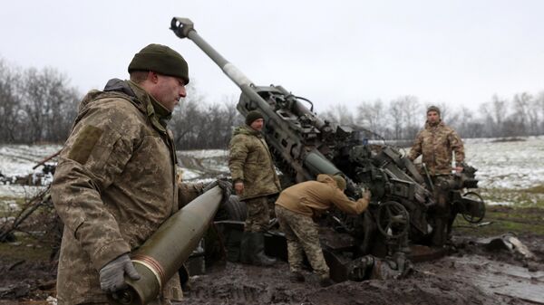 Украинские военные ведут огонь из американской гаубицы М777