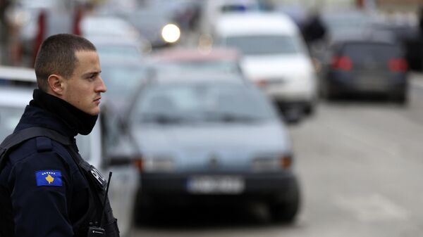 Сотрудник полиции Косово в северной части Косовска-Митровицы