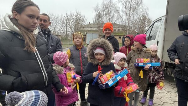 Волонтеры Русской гуманитарной миссии раздают гуманитарную помощь жителям особенно пострадавших населенных пунктов ДНР