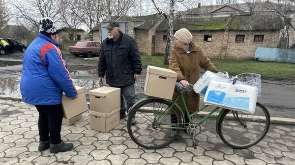Волонтеры Русской гуманитарной миссии раздают гуманитарную помощь жителям особенно пострадавших населенных пунктов ДНР