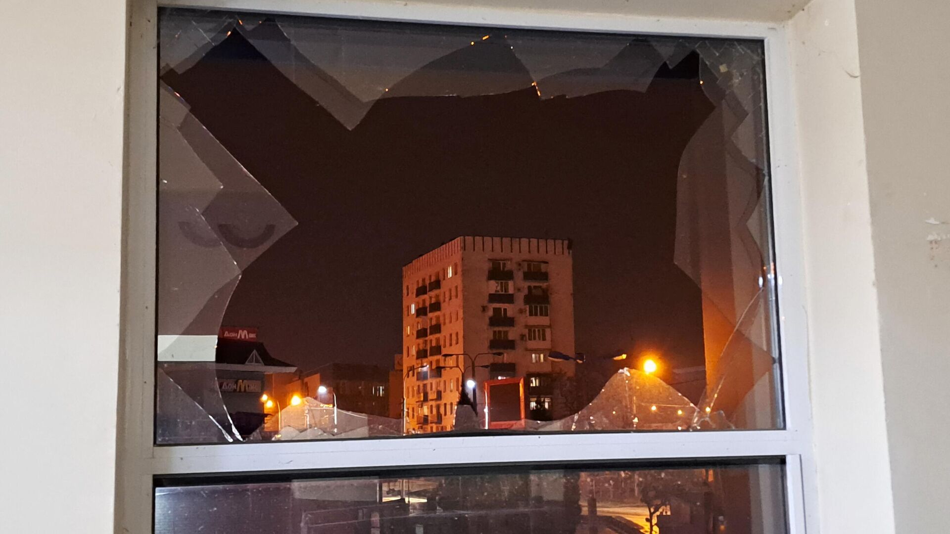 Разбитое окно после обстрела со стороны ВСУ. Донецк - РИА Новости, 1920, 12.12.2022