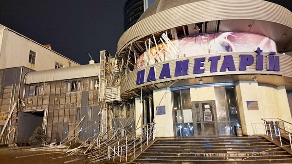 Поврежденное здание планетария после обстрела со стороны ВСУ в центре Донецка