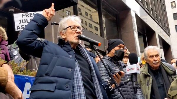 На митинге в Нью-Йорке Роджер Уотерс призвал освободить Ассанжа