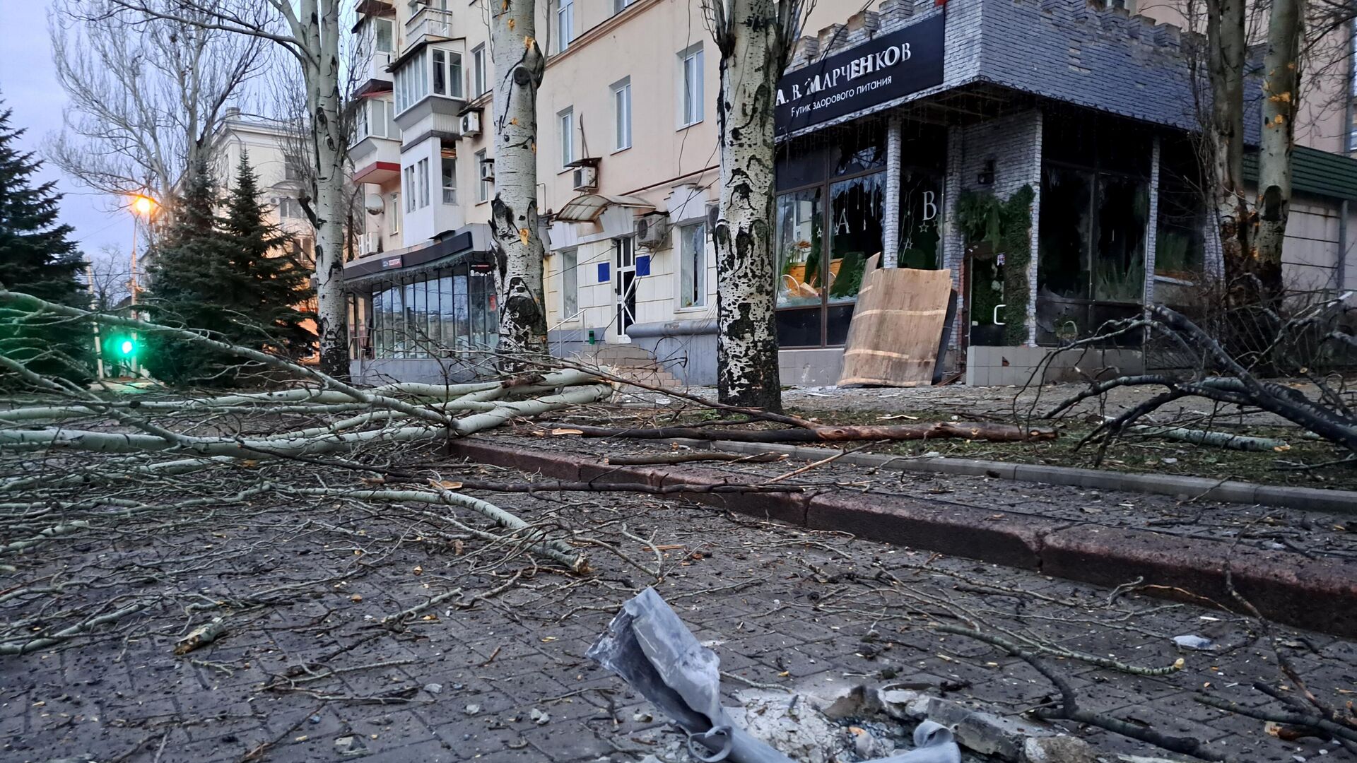 Одна из улиц Донецка после обстрела со стороны ВСУ Ворошиловского и Калининского района города - РИА Новости, 1920, 15.12.2022