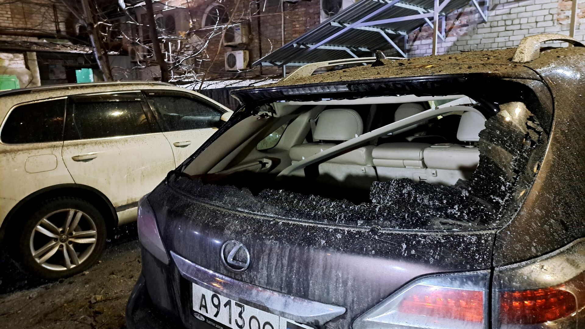 Машины с выбитыми стеклами на одной из улиц Донецка после обстрела со стороны ВСУ - РИА Новости, 1920, 12.12.2022