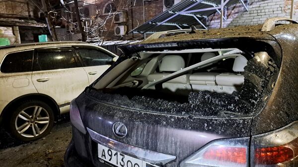 Машины с выбитыми стеклами на одной из улиц Донецка после обстрела со стороны ВСУ