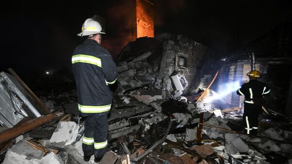 Сотрудники МЧС ликвидируют пожар на базе отдыха в Мелитополе после обстрела ВСУ