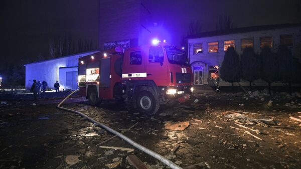 Сотрудники МЧС ликвидируют пожар на в Мелитополе после обстрела ВСУ. Архивное фото