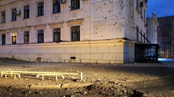 Дом на одной из улиц Донецка после обстрела со стороны ВСУ