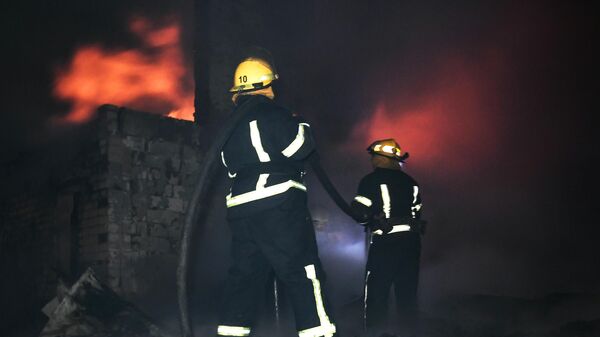 Сотрудники МЧС ликвидируют пожар в Мелитополе после обстрела ВСУ