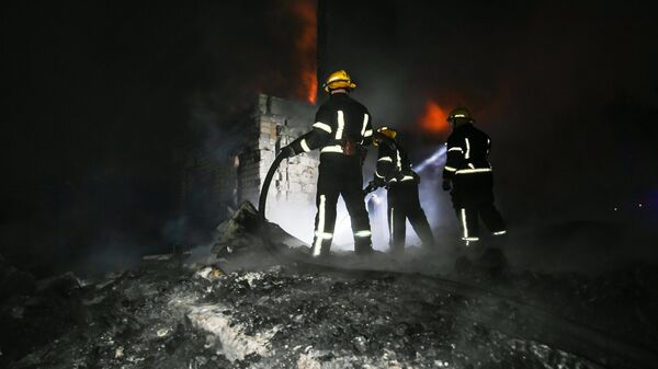 Сотрудники МЧС ликвидируют пожар на базе отдыха в Мелитополе после обстрела ВСУ