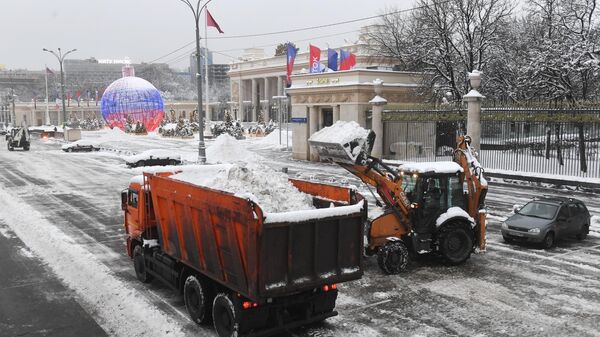 Сотрудники коммунальной службы во время уборки снега в Москве