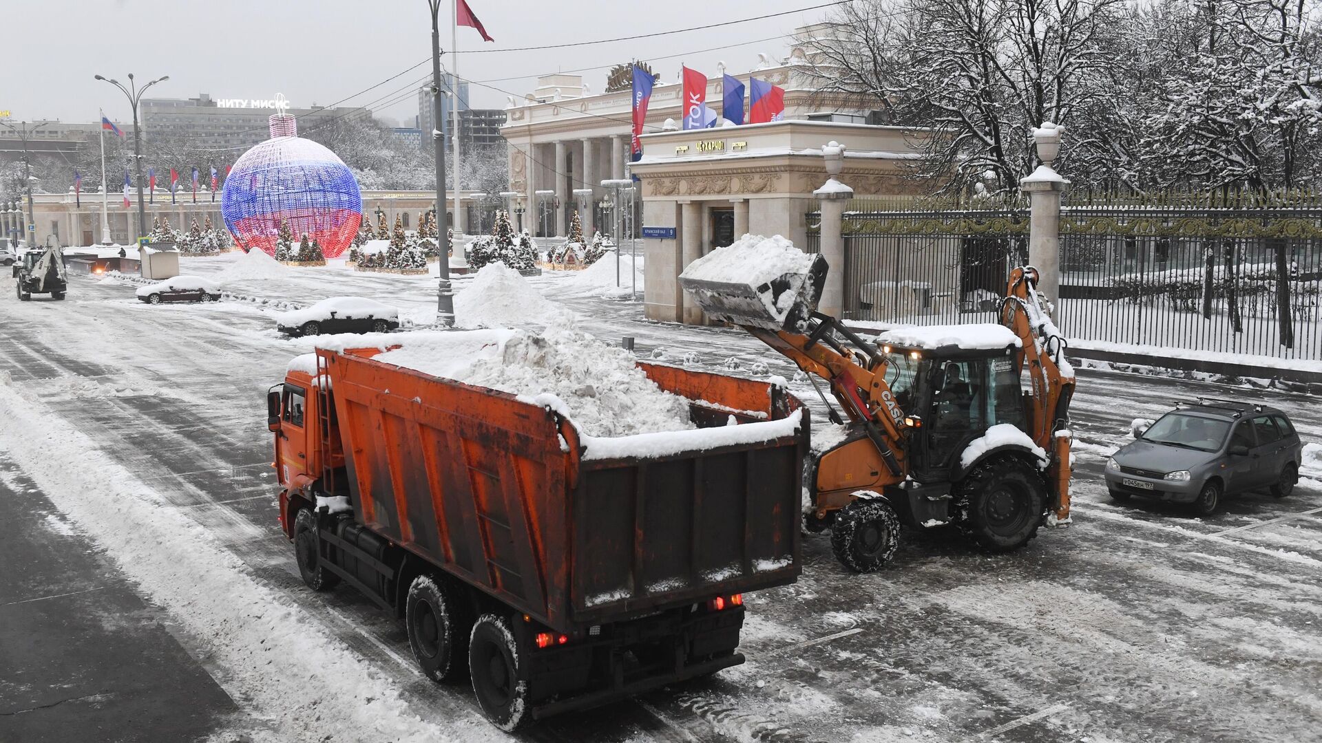 Сотрудники коммунальной службы во время уборки снега в Москве - РИА Новости, 1920, 14.12.2022