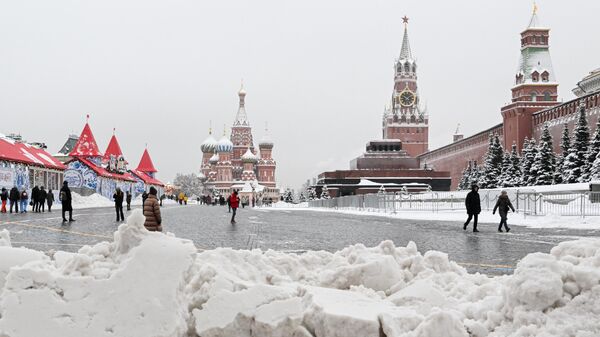 Снежный сугроб на Красной площади в Москве
