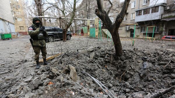 Представитель СК РФ фиксирует разрушения на улице Постышева в Ворошиловском районе Донецка после обстрела со стороны ВСУ