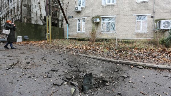 Фрагмент разорвавшегося снаряда в Донецке после обстрела со стороны ВСУ