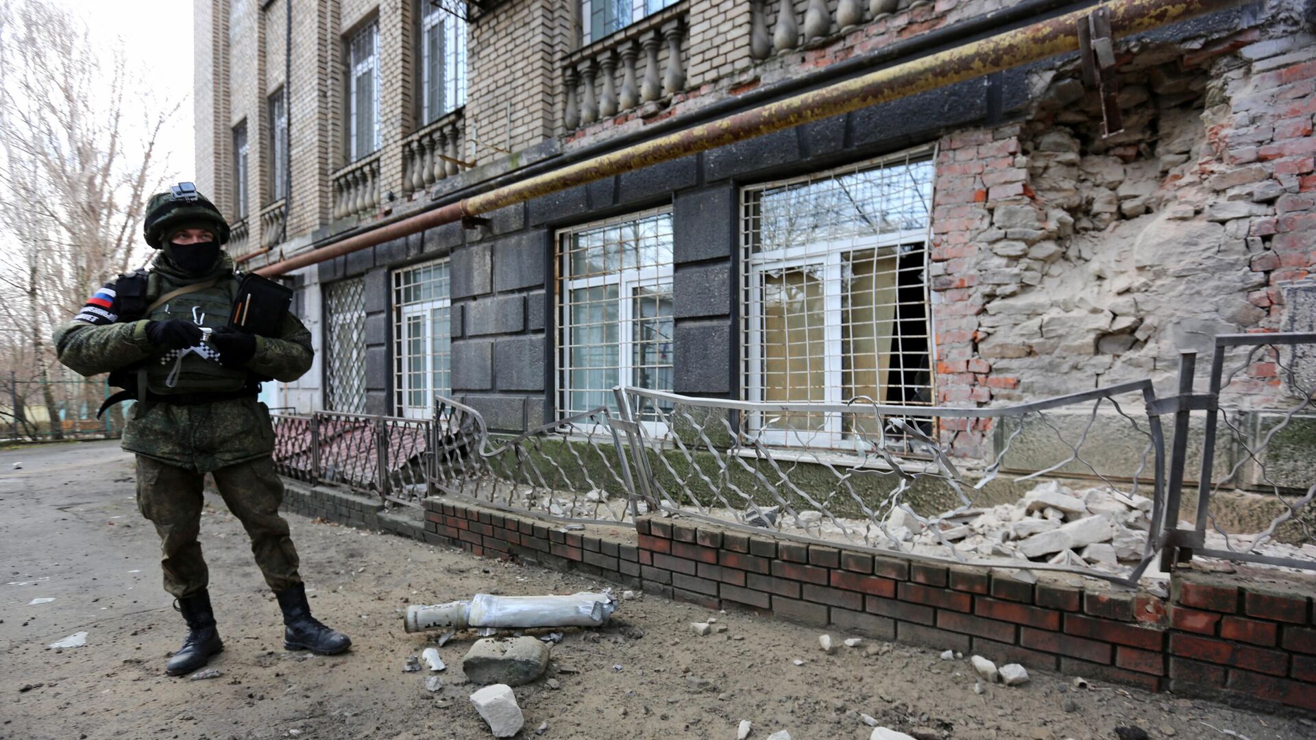 Представитель СК РФ фиксирует фрагмент разорвавшегося снаряда от РСЗО Град в Донецке после обстрела со стороны ВСУ - РИА Новости, 1920, 18.12.2022