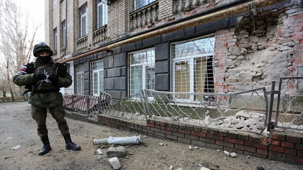 Фрагмент разорвавшегося снаряда от РСЗО Град в Донецке после обстрела со стороны ВСУ