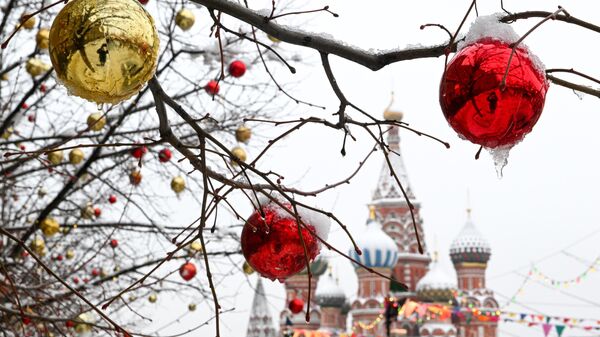 Новогодние украшения на Манежной площади в Москве