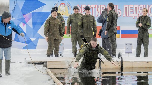 Установка рекорда России по плаванию в военной экипировке в ледяной воде
