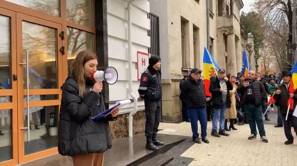 Сторонники партии PACE проводят акцию протеста против внутренней и внешней политикой действующей власти в Кишиневе, Молдавия. Кадр видео