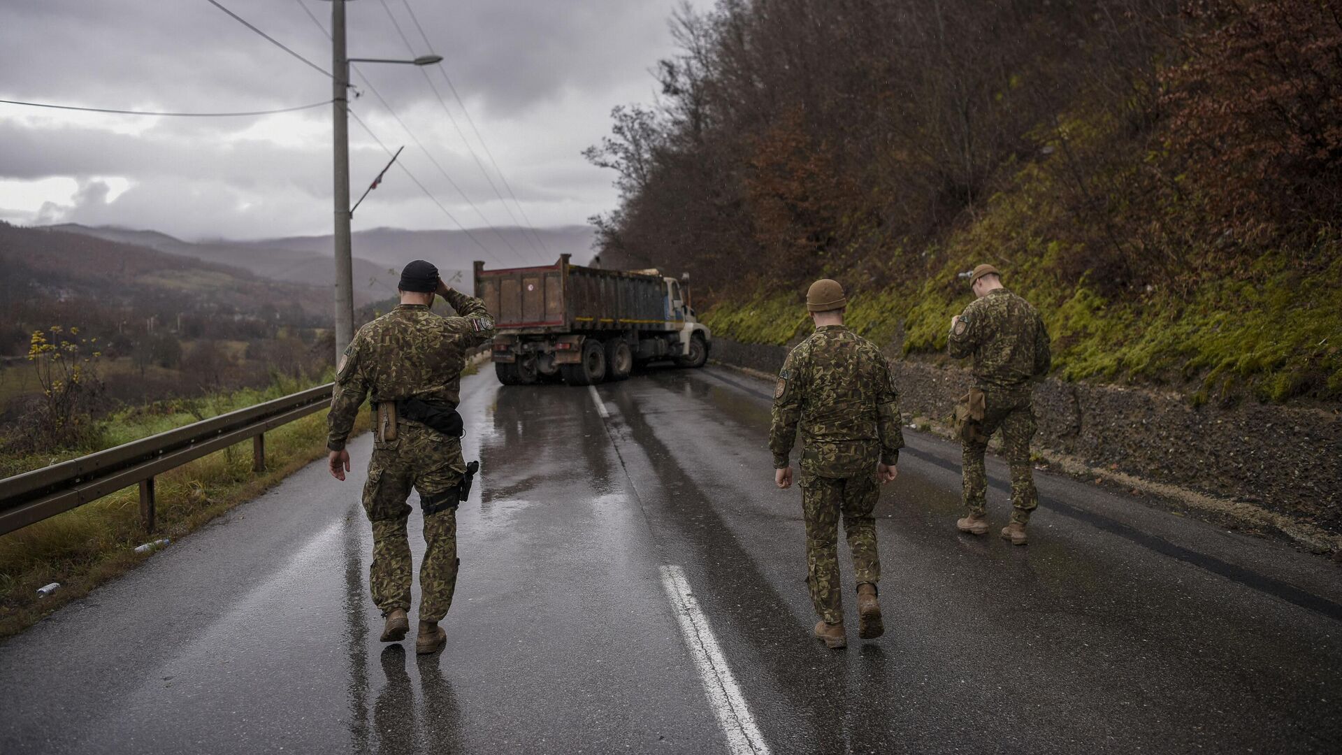 Солдаты НАТО, участвующие в миротворческой миссии в Косово (KFOR), осматривают баррикады, возведенные сербами возле города Зубин-Поток, Косово. 11 декабря 2022 - РИА Новости, 1920, 11.12.2022