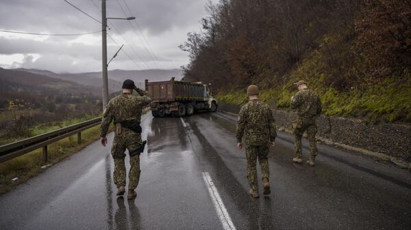 Солдаты НАТО, участвующие в миротворческой миссии в Косово (KFOR), осматривают баррикады, возведенные сербами возле города Зубин-Поток, Косово. 11 декабря 2022