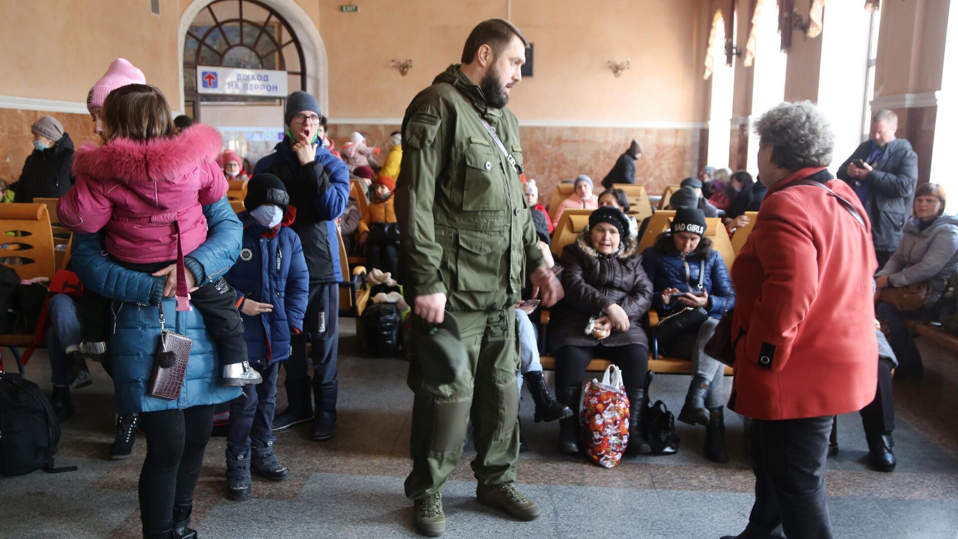 Глава администрации города Дебальцево Игорь Захаревич общается с жителями Донецкой народной республики - РИА Новости, 1920, 11.12.2022