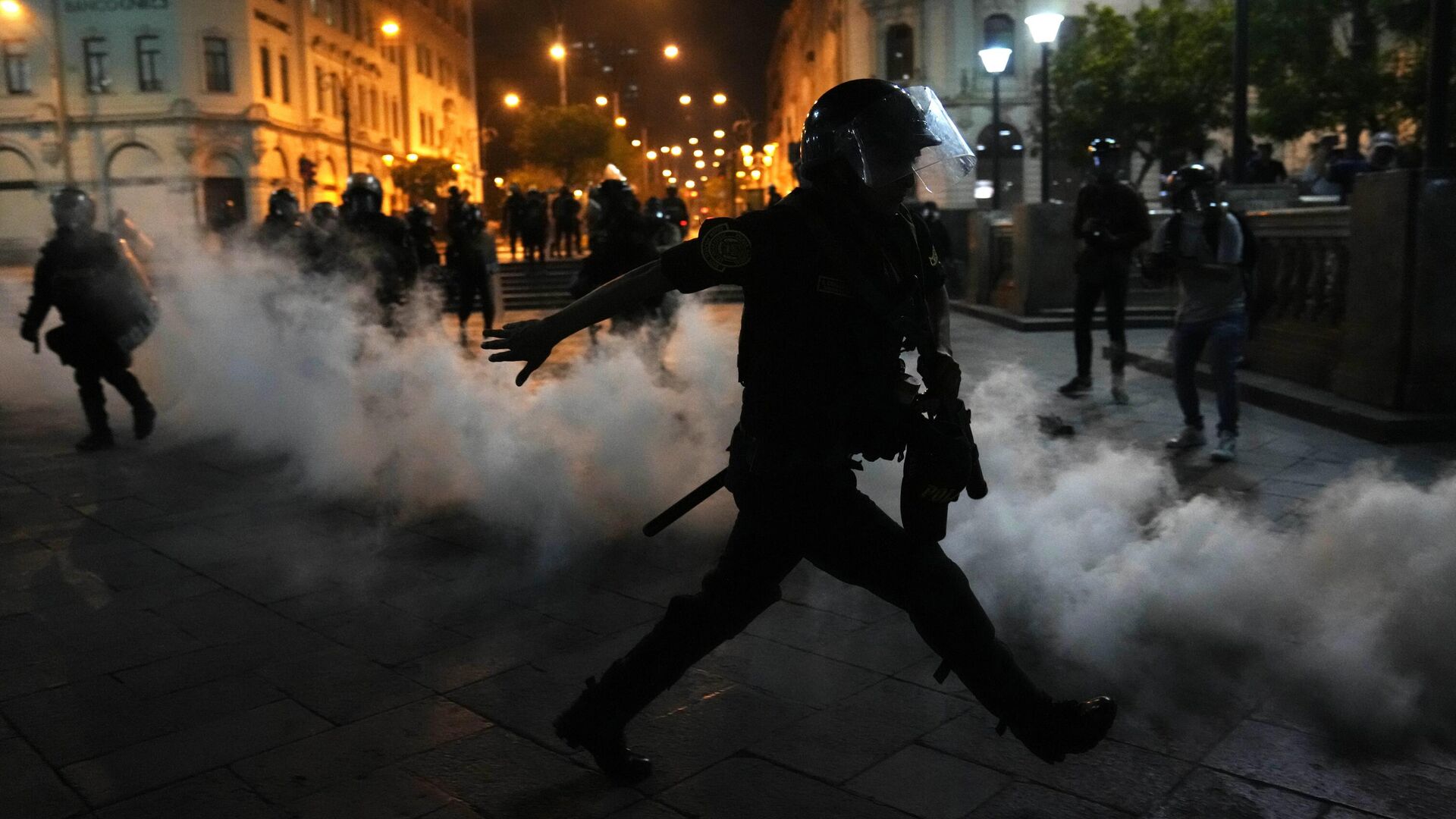 СМИ: в Перу начались столкновения между протестующими и полицией - РИА Новости, 