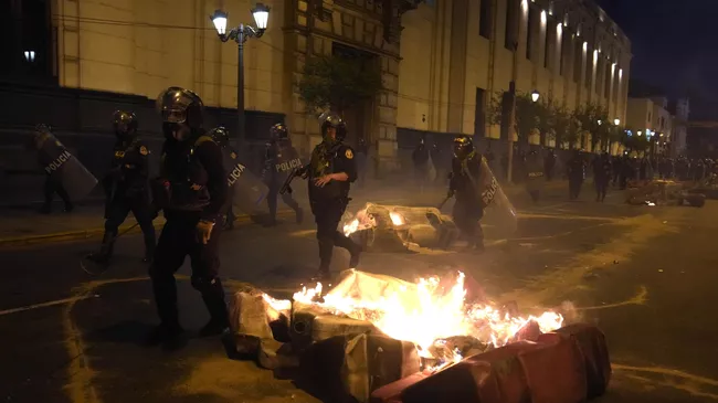 Сотрудники полиции во время акции протеста сторонников отстраненного от власти президента Перу Педро Кастильо на площади Сан-Мартин в Лиме