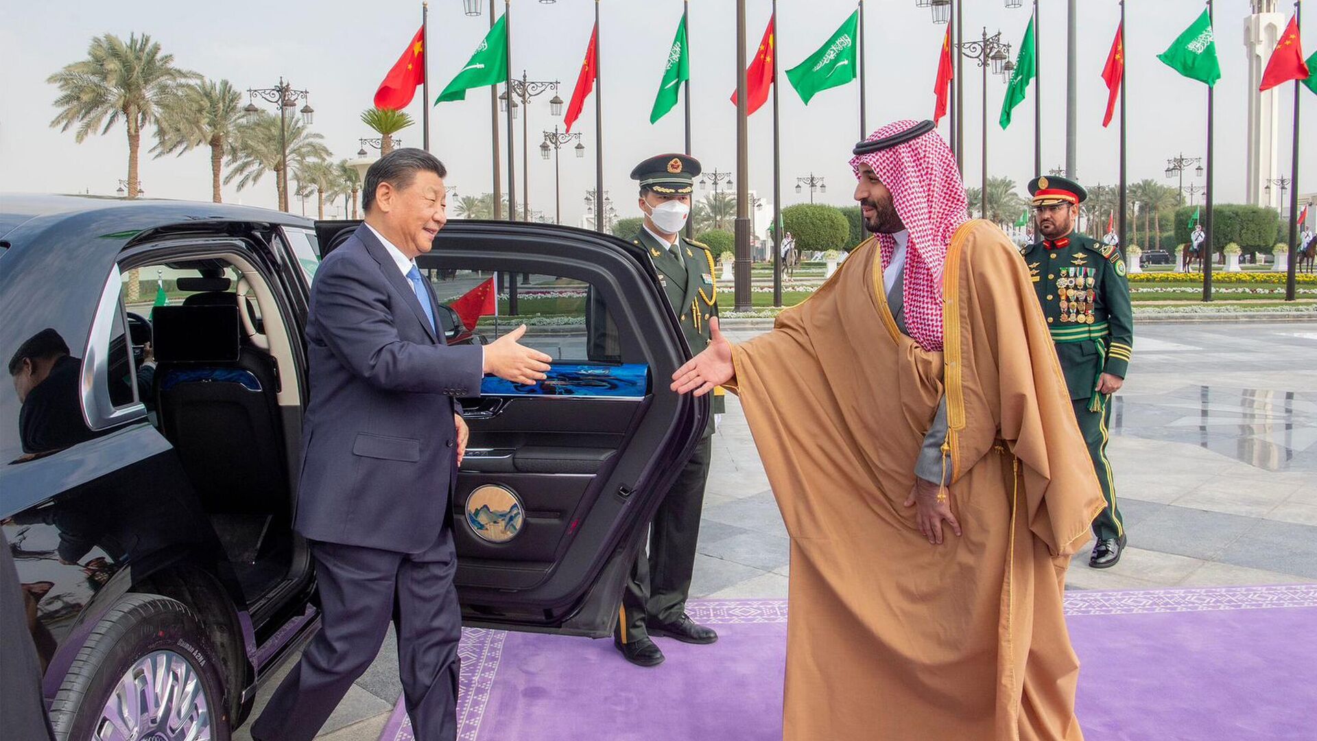 Председатель КНР Си Цзиньпин и наследный принц Саудовской Аравии Мухаммад бин Салман во время встречи в Эр-Рияде - РИА Новости, 1920, 12.12.2022