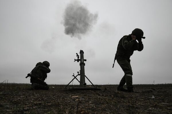 Военнослужащие минометного расчета Вооруженных сил РФ участвуют в боевых действиях на Запорожском направлении специальной военной операции