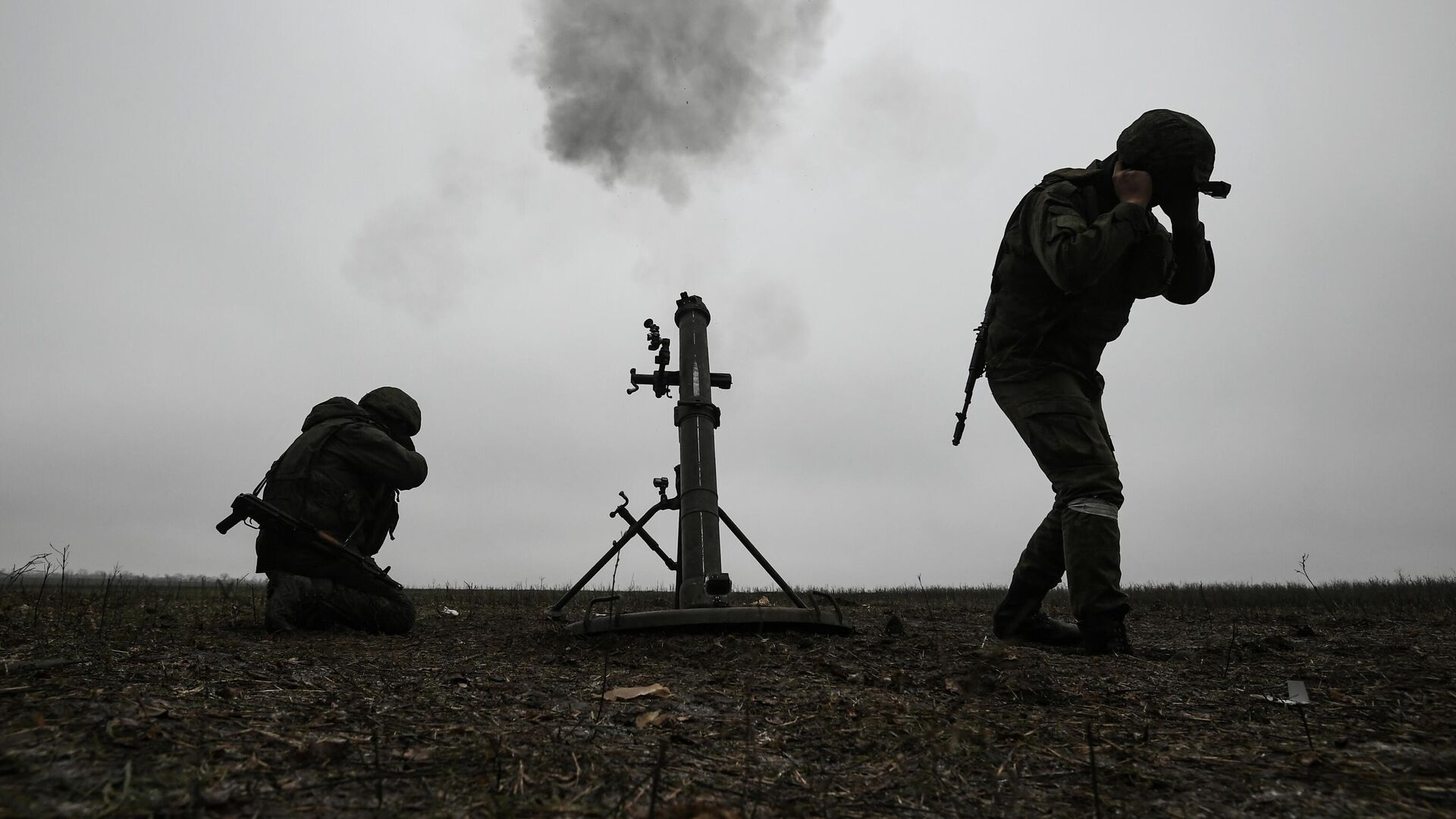 Военнослужащие минометного расчета Вооруженных сил России участвуют в боевых действиях на Запорожском направлении специальной военной операции - РИА Новости, 1920, 12.12.2022