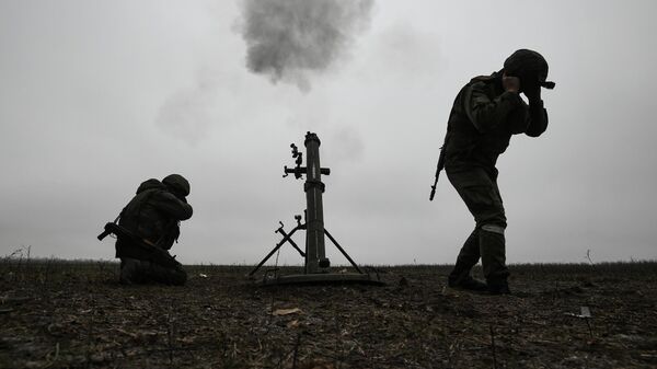 Военнослужащие минометного расчета Вооруженных сил России участвуют в боевых действиях на Запорожском направлении специальной военной операции
