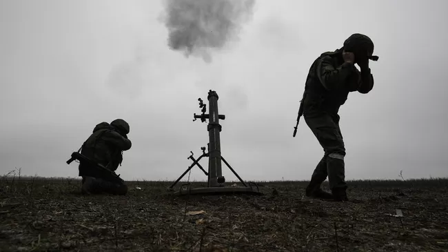 Военнослужащие минометного расчета Вооруженных сил России участвуют в боевых действиях на Запорожском направлении специальной военной операции