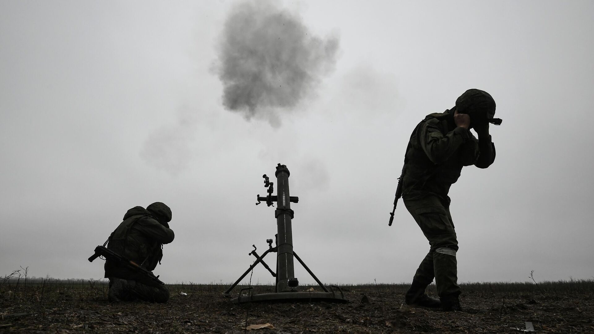Военнослужащие минометного расчета Вооруженных сил РФ участвуют в боевых действиях на Запорожском направлении Военнослужащие минометного расчета Вооруженных сил РФ участвуют в боевых действиях на Запорожском направлении - РИА Новости, 1920, 22.12.2022