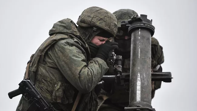 Военнослужащие минометного расчета Вооруженных сил России