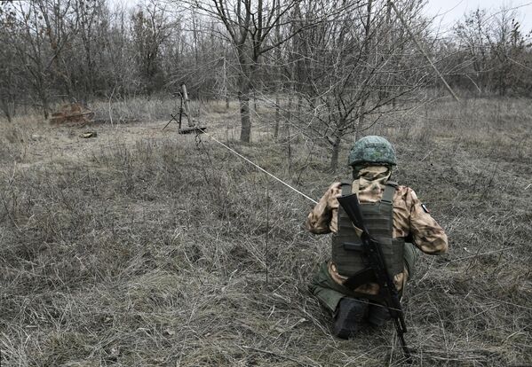 Военнослужащий минометного расчета Вооруженных сил РФ участвует в боевых действиях на Запорожском направлении специальной военной операции