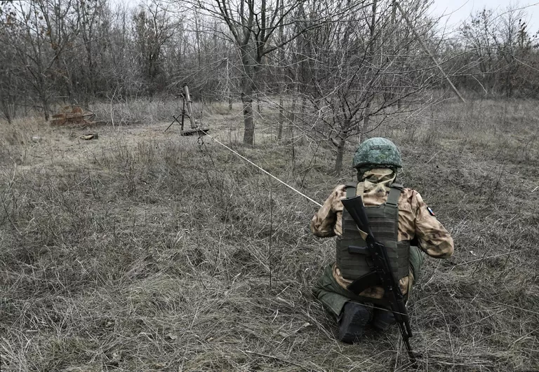 Военнослужащий минометного расчета Вооруженных сил РФ участвует в боевых действиях на Запорожском направлении специальной военной операции Военнослужащий минометного расчета Вооруженных сил РФ участвует в боевых действиях на Запорожском направлении специальной военной операции
