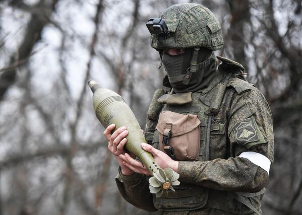 Военнослужащий минометного расчета Вооруженных сил РФ несет снаряд для миномета на Запорожском направлении специальной военной операции Военнослужащий минометного расчета Вооруженных сил РФ несет снаряд для миномета на Запорожском направлении специальной военной операции