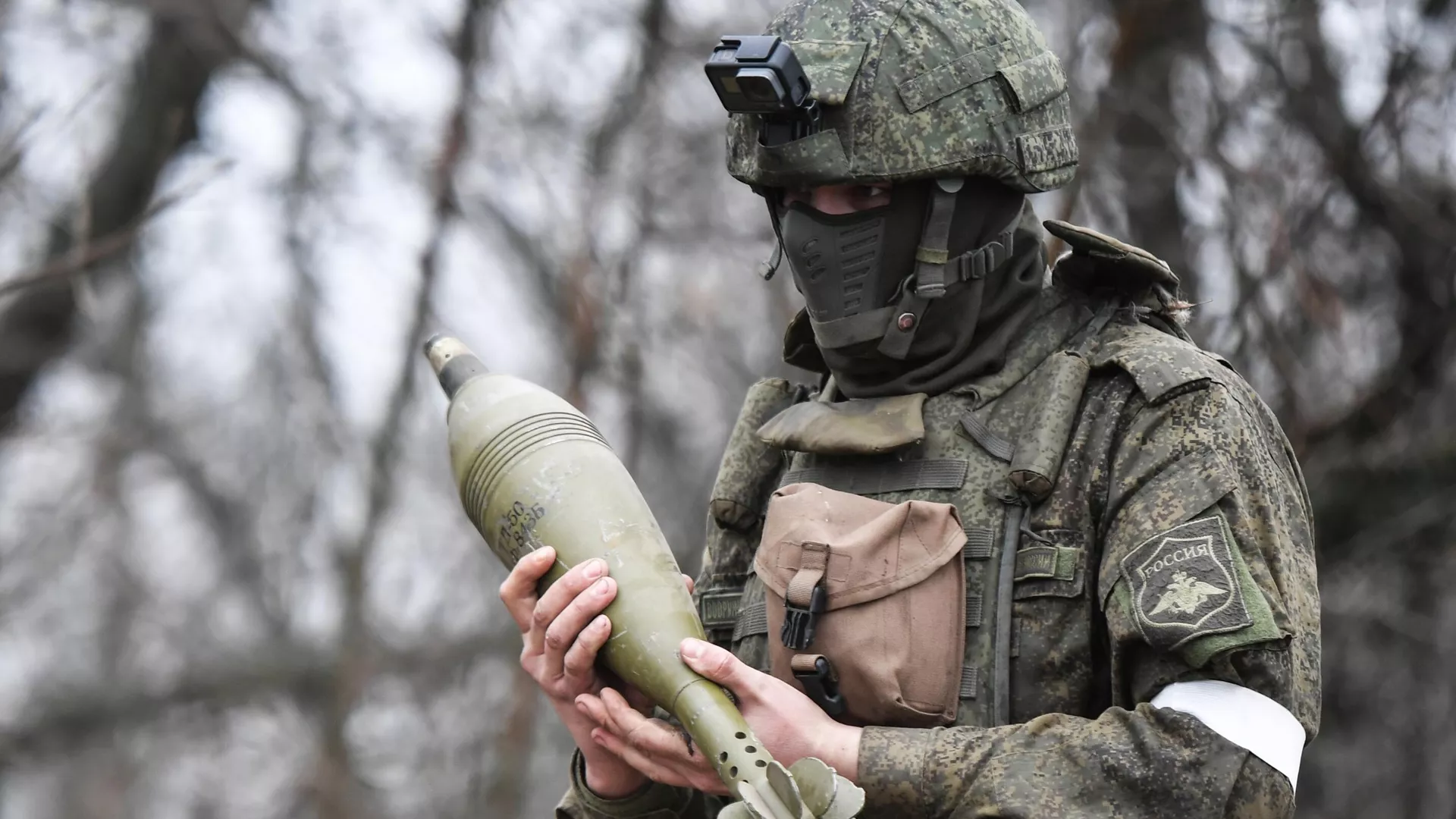 Военнослужащий минометного расчета Вооруженных сил РФ несет снаряд для миномета на Запорожском направлении специальной военной операции Военнослужащий минометного расчета Вооруженных сил РФ несет снаряд для миномета на Запорожском направлении специальной военной операции - РИА Новости, 1920, 14.12.2022