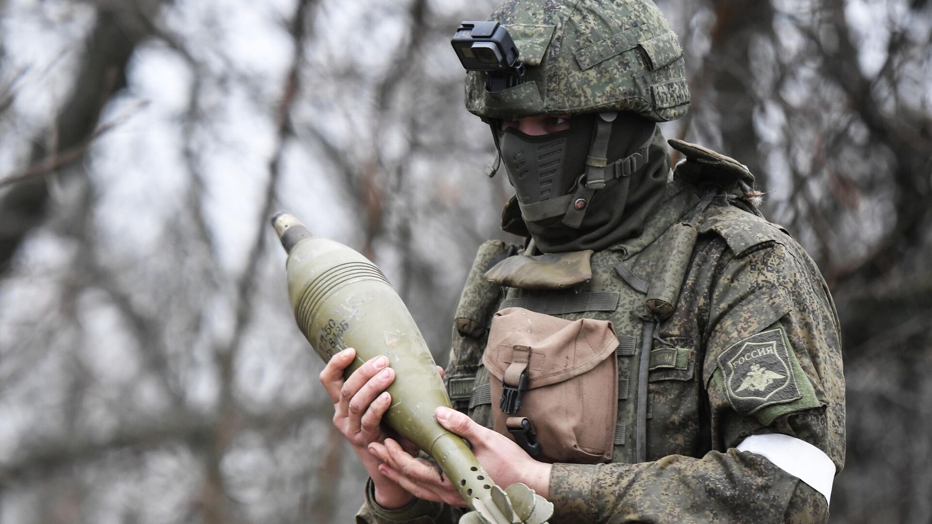 Военнослужащий минометного расчета Вооруженных сил РФ несет снаряд для миномета на Запорожском направлении специальной военной операции - РИА Новости, 1920, 15.12.2022